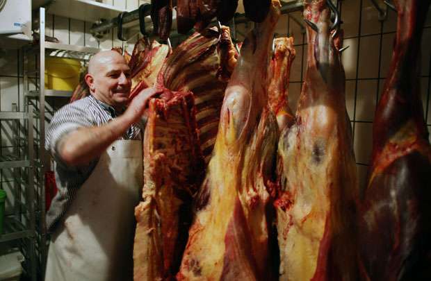 Açougueiro alemão fatia um pedaço de carne de cavalo: produto é tradicionalmente apreciado por muitos consumidores nos países da União Europeia