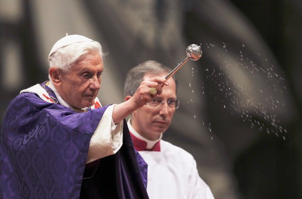 O nome que Joseph Ratzinger será chamado após a renúncia ainda é um mistério -  se irá manter Bento XVI