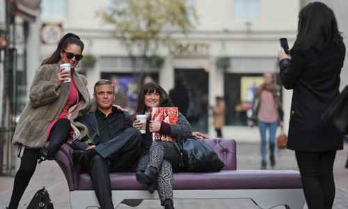 Fãs comemoram o Dia dos Namorados ao lado de sósia do ator George Clooney