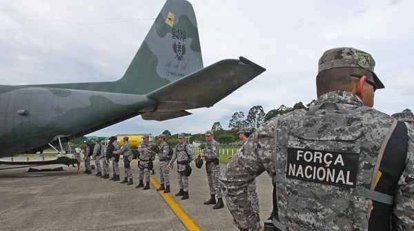 Avião Hércules, da Força Aérea Brasileira, trouxe os primeiros oficiais. Não há tempo previsto de atuação no estado