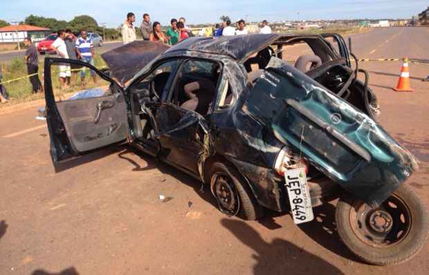 Carro ficou completamente destruído