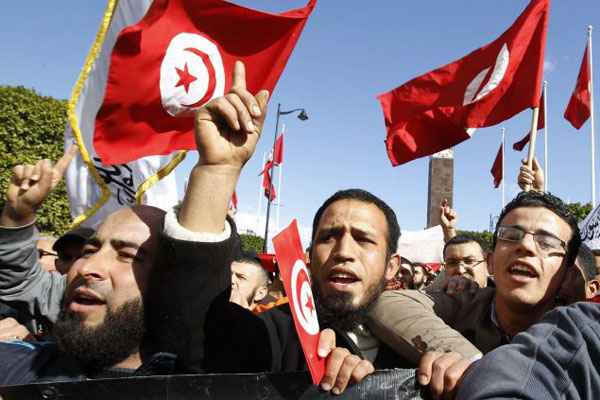 Os manifestantes marcharam pela avenida Habib Bourguiba gritando 