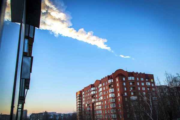 O meteorito, com peso estimado por cientistas russos em 10 toneladas, desintegrou-se sexta-feira de manhã perto da cidade industrial de Tcheliabinsk