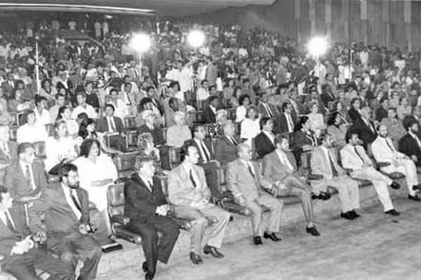 A posse dos deputados ocorreu no auditório Petrônio Portella, no Senado, onde funcionava a Comissão do DF, que legislava sobre Brasília antes da criação da Casa: representantes de diversos setores