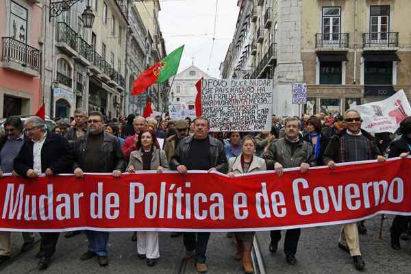 No sábado(16), manifestantes reclamaram das medidas de austeridade adotadas pelo governo