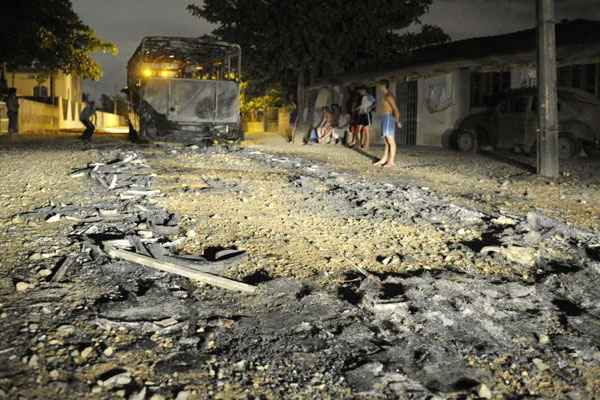 Quarenta e dois ônibus foram alvo de atentados em Santa Catarina