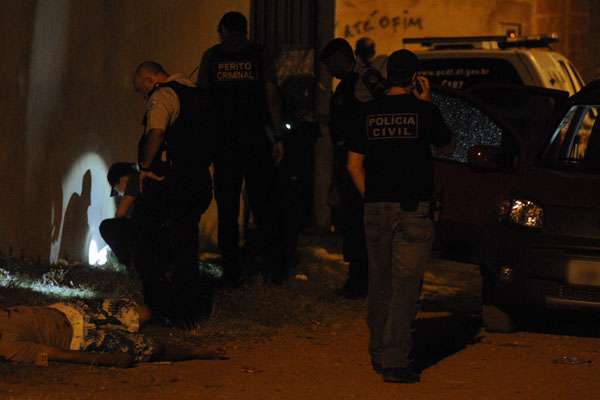 Uma das vítimas, que dirigia um veículo modelo Uno no momento do homicídio, foi encontrada com, pelo menos, 20 marcas de tiros