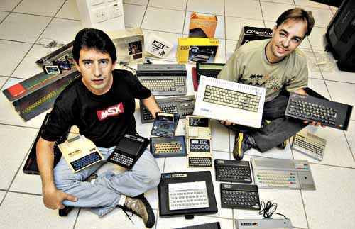 Os computadores antigos de Emmerson (E) e Alexandre vêm de doações ou por meio da troca de equipamentos feitas por uma comunidade na internet: a história preservada