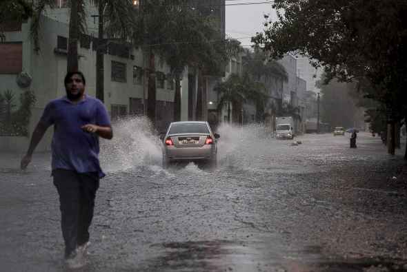 A chuva forte que atinge a cidade de São Paulo na tarde desta terça-feira (19/2) já causa vários pontos de alagamentos complicando a vida dos moradores