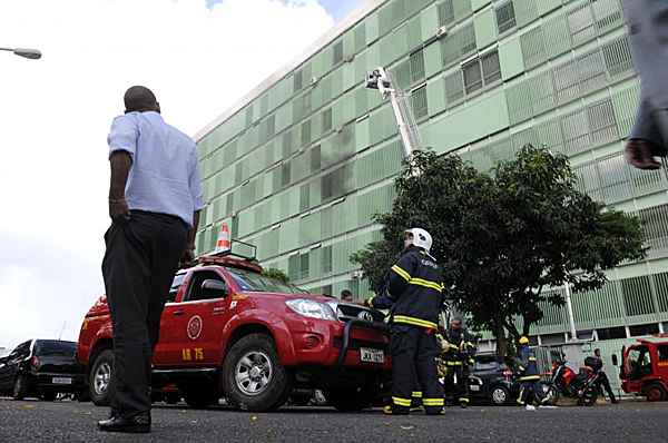 Falha no sistema elétrico seria a causa do fogo, segundo informações preliminares