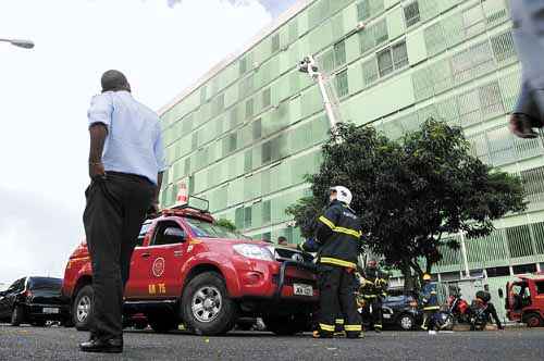 Bombeiros mobilizaram 70 homens e 15 viaturas para conter as chamas que se concentraram no subsolo do Bloco R: fumaça se espalhou por todos os andares