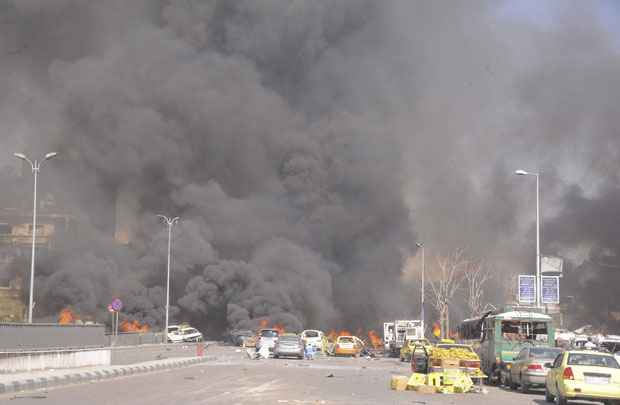 Carros foram destruídos e o trânsito na região ficou paralisado