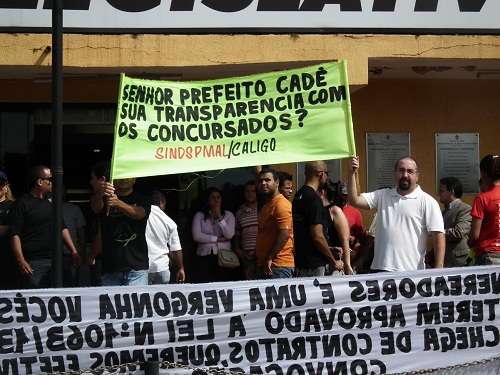 Manifestantes se concentram em frente a Câmara dos Vereadores em Águas Lindas