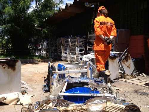 Destroços do que sobrou em incêndio na escola