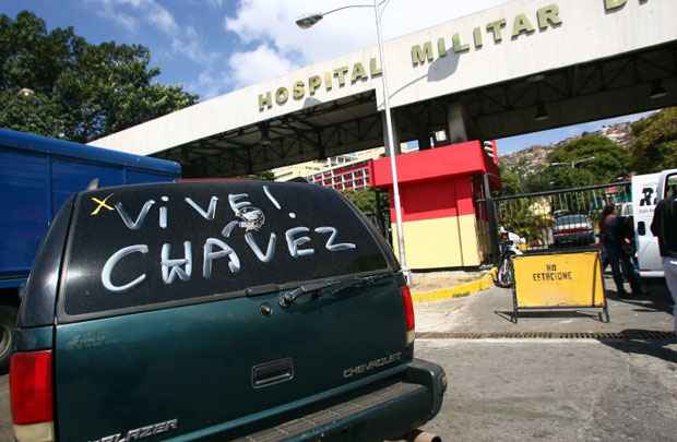 Hugo Chávez foi hospitalizado no Hospital Militar de Caracas ao retornar após cirurgia de tumor em Cuba