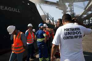 Diretor do sindicato dos estivadores discute com funcionários da Rumo, empresa que opera no terminal da Cosan, que armazena açúcar no Porto de Santos