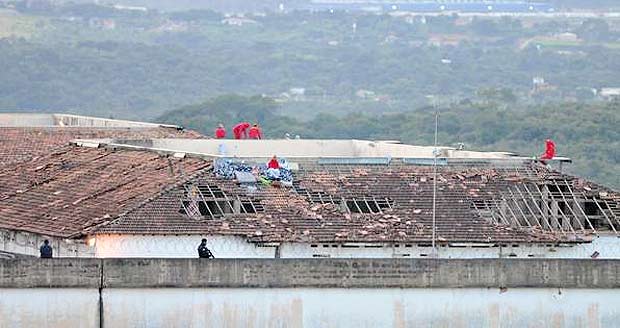 Presos subiram no telhado do Pavilhão 1 e destruíram o telhado do bloco