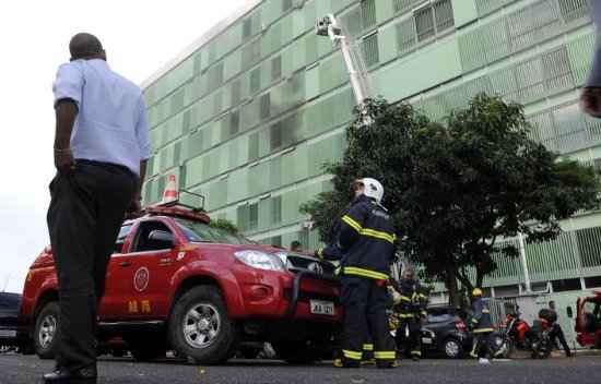 Subestação explodiu e iniciou incêndio no prédio do ministério das Comunicações e Transporte