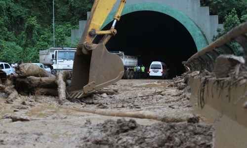 Equipes da Ecovias, concessionária que administra a estrada, trabalham para desobstrução da área