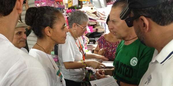 Marina Silva recolhe assinaturas na feira