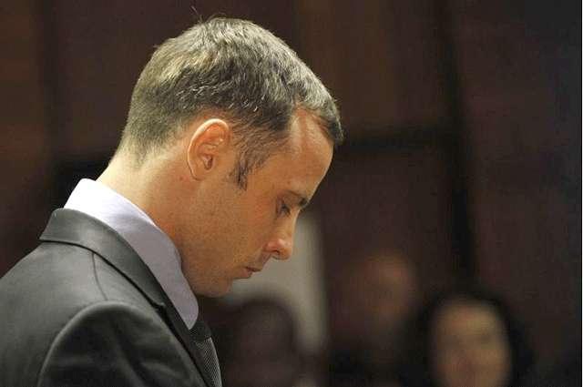 Pistorius se reúne com a familia após libertação sob fiança