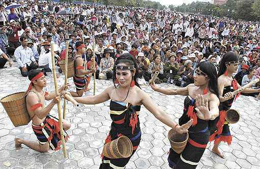 Cambojanos apresentam dança típica do país: relação íntima da música com o movimento está presente em todas as culturas