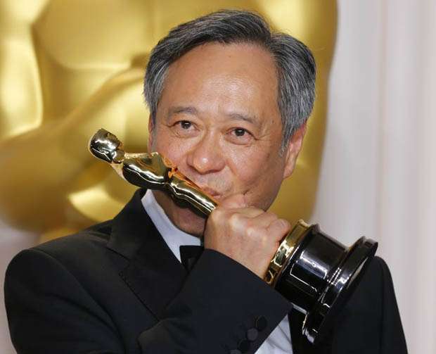 Ang Lee beija troféu após ganhar Oscar como Melhor Diretor pelo filme 