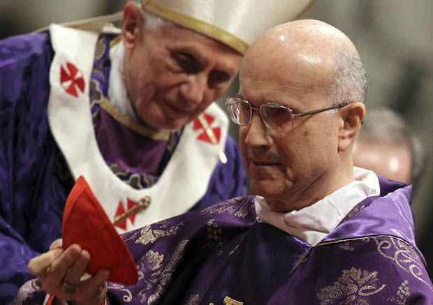 Cardeal Tarcisio Bertone e papa Bento XVI durante celebração da Quarta Feira de Cinzas