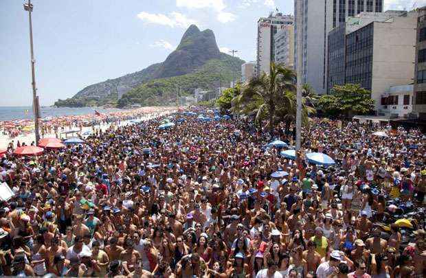 Foliões comemoram durante a passagem do bloco 'Me esquece', no carnaval do Rio de Janeiro