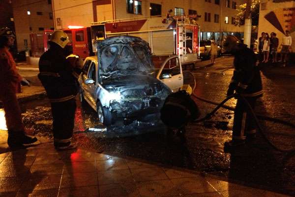 A parte da frente do veículo ficou destruída; o motorista não se feriu