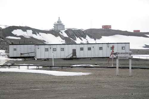 Estação científica russa na Baía do Almirantado: igreja ortodoxa construída no topo dos morros é única do planeta e uma das atrações em terra no continente menos explorado no mundo