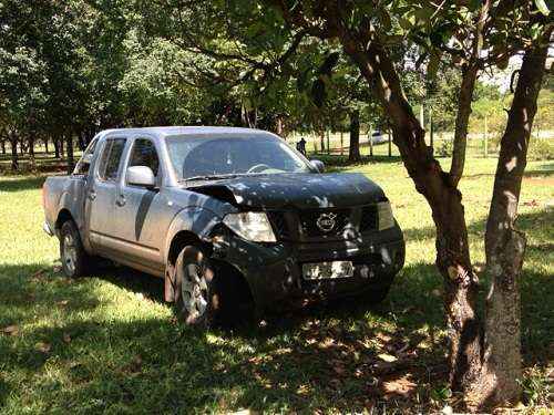 A parte da frente da caminhonete ficou destruída com o impacto