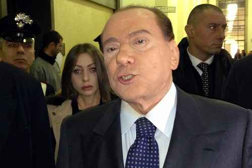 O ex-primeiro-ministro italiano Silvio Berlusconi reage em um corredor do tribunal de Milão, durante uma audiência do julgamento Mediaset nesta sexta-feira