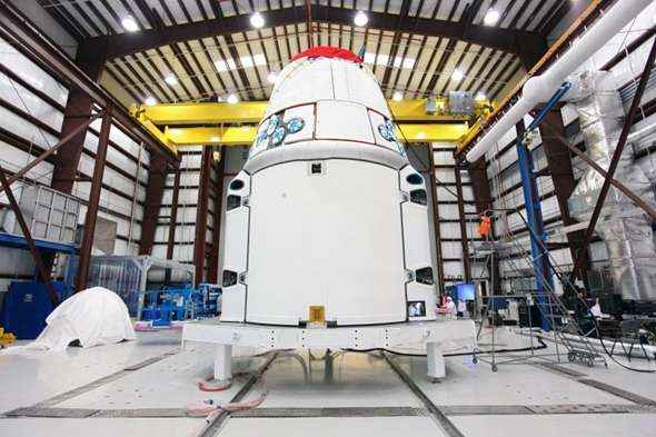 A nave espacial Dragon transporta cerca de 544 kg de suprimentos para a Estação Espacial Internacional (ISS)