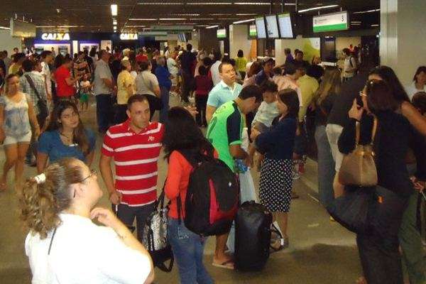 O último balanço indica que das 114 chegadas, ou partidas previstas no Aeroporto JK, 72 (63%) estão atrasadas e sete (6,1%) foram canceladas neste sábado