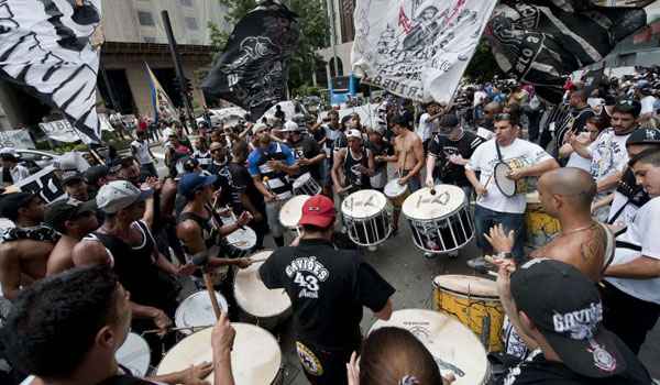 A concentração dos manifestantes foi em frente ao consulado boliviano, que fica na Avenida Paulista