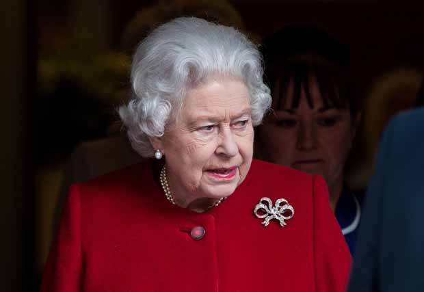 A rainha Elizabeth II deixou o hospital depois de estadia que durou uma noite