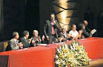 Emcerimônia no Teatro Nacional, o governador Agnelo Queiroz destacou o empenho da atual administração em melhorar a qualidade da educação