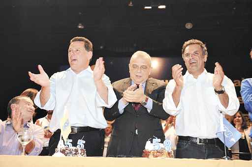 Perillo, Sérgio Guerra e Aécio, durante o seminário dos tucanos em Goiás para discutir os rumos do Brasil: militância lançou o senador mineiro como candidato ao Planalto em 2014