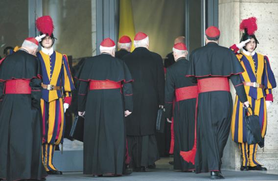 A Guarda Suíça bate continência para os príncipes da Igreja, que abriram os debates formais preparatórios da eleição do novo papa: data de início do conclave segue em aberto