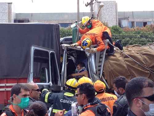 Equipe do Corpo de Bombeiros tenta resgatar motorista de caminhão que ficou preso nas ferragens em acidente no Pistão Norte, em Taguatinga