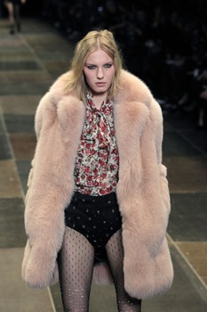 Hedi Slimane fez a coleção Outuno/Inverno 2013 da Saint Laurent