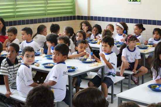 Crianças fazem as cinco refeições na escola