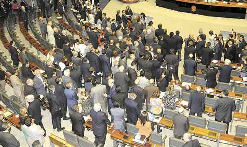 Parlamentares reunidos ontem à noite na abertura da sessão do Congresso para votar os royalties: Renan (acima) remarcou apreciação dos vetos para não deixar brechas jurídicas no texto