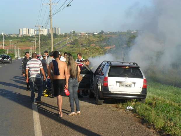 Na pista entre Santa Maria e Gama, próximo à penitenciária feminina, o Corpo de Bombeiros registrou um carro pegando fogo