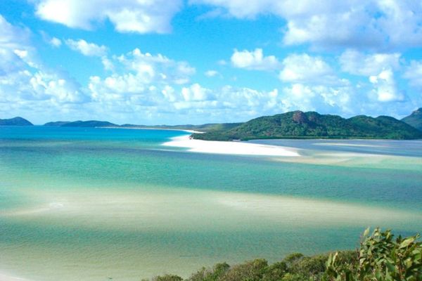 Whitehaven Beach (Austrália) é uma mistura de cores e formas que vale uma visita aérea. No Caribe, Grace Bay tem tranquilidade e luxo. Horseshoe Bay Beach conta com uma paisagem rara: a areia de cor rosada