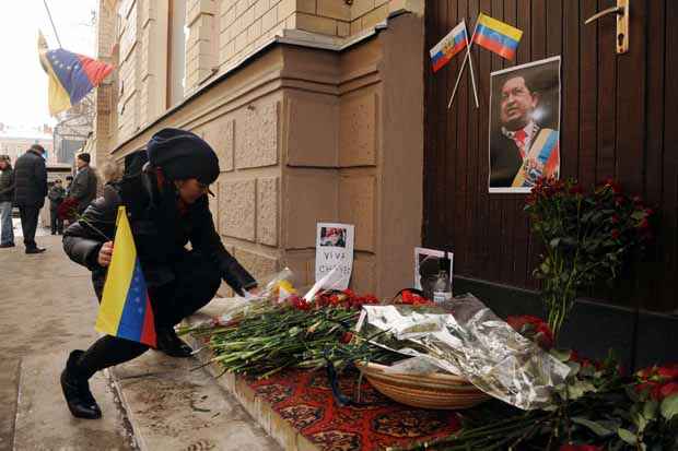 Venezuelanos depositam flores vermelhas em homenagem à Hugo Chávez