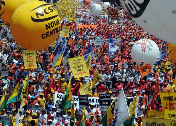 Segundo a polícia, 15 mil trabalhadores fecharam o Eixo Monumental nesta quarta-feira (6/3)