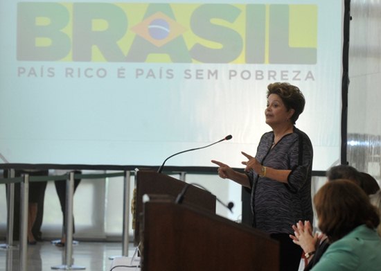 A presidenta Dilma Rousseff reúne governadores e prefeitos para discutir investimentos do PAC em obras de pavimentação, mobilidade e saneamento