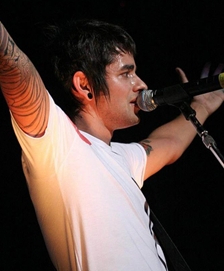 Di Ferrero, vocalista da banda NX Zero, e Rick Bonadio, produtor responsável por alguns discos da banda santista foram alguns dos artistas a se pronunciarem sobre o acontecido